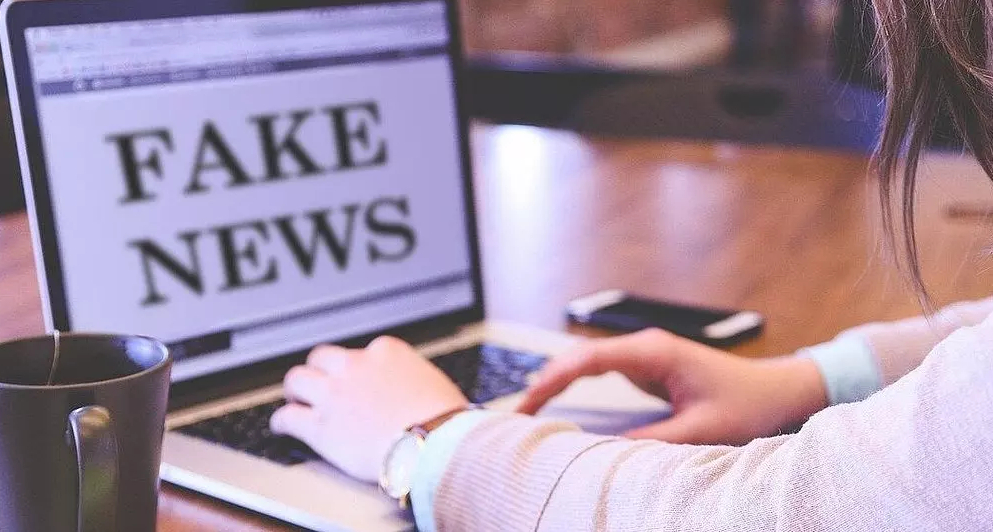 Text "Fake News" auf Monitor