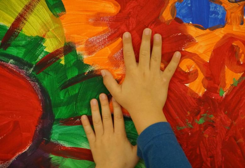 Kinderhände auf Farbbild