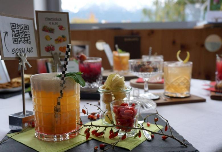 Das Prüfungsergebnis: die Absolventinnen mixten jeweils einen aus 25 möglichen Cocktails, dekorierten und servierten ihn.