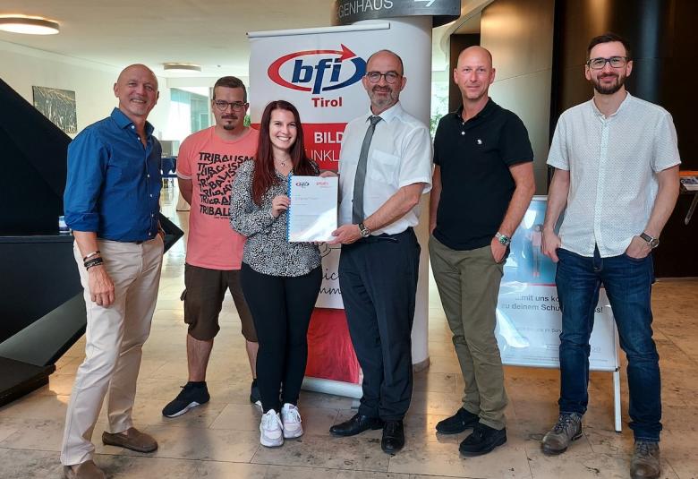 Übergabe des Curriculums zur BFI eTrainer:innenausbildung