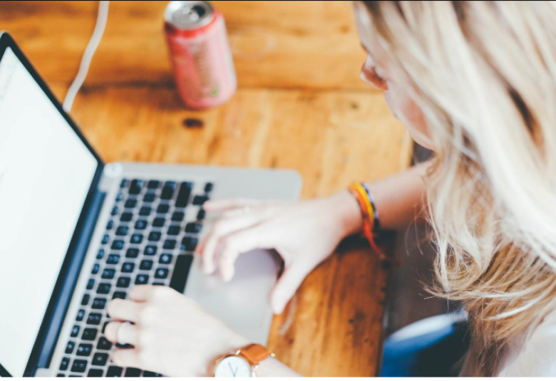 Bild Frau mit Laptop