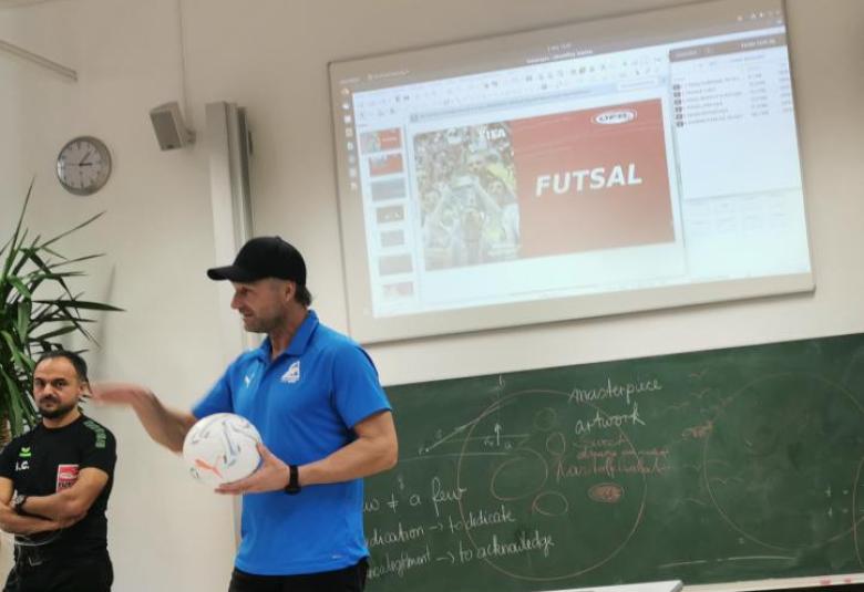 Roland Kirchler bei der PHT-Lehrer:innen-Hallenfußball-Fortbildung Futsal