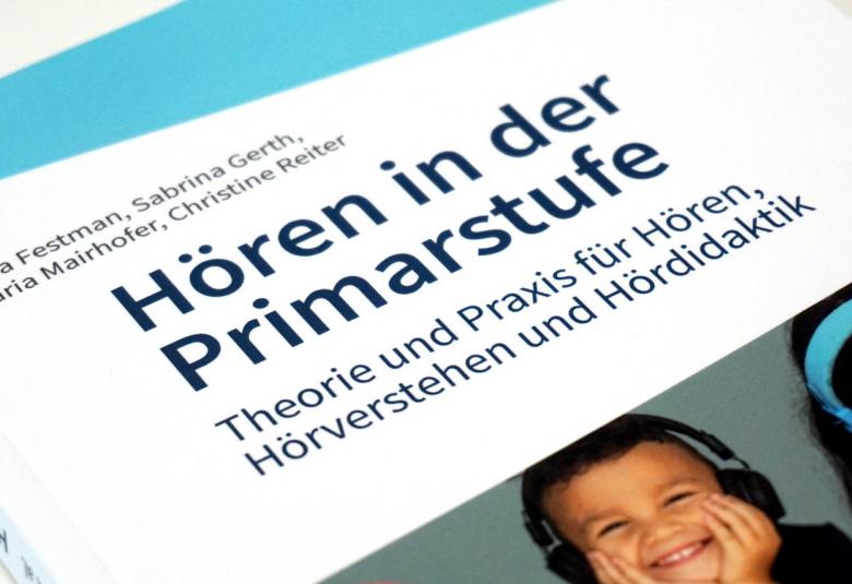 Die neue Publikation aus dem Fachbereich Deutsch-Mehrsprachigkeit über das Hören in der Primarstufe