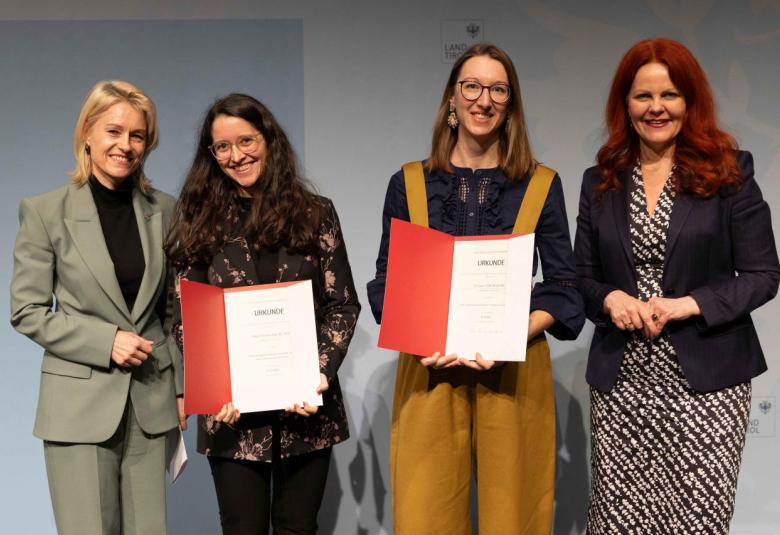 Rektorin Regine Mathies freute sich mit Wissenschaftslandesrätin Cornelia Hagele und den beiden Forscherinnen Christina Imp und Laura Trott über die Auszeichnung.