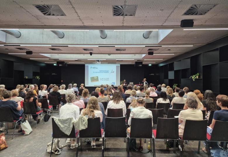Über 100 Teilnehmer:innnen beschäftigten sich im Rahmen der Tagung Lernstörungen mit Fördermöglichkeiten für Jugendliche und Schulkinder.