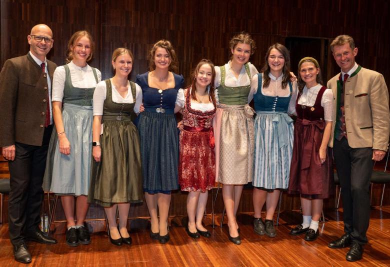 v.r.n.l: Peter Kostner, Isabell Mayr, Tina Steiner, Hannah Steinlechner, Anna Villgrattner, Maria Kröll, Lena Margreiter, Ruth Hochenwarter, Wolfgang Kostner