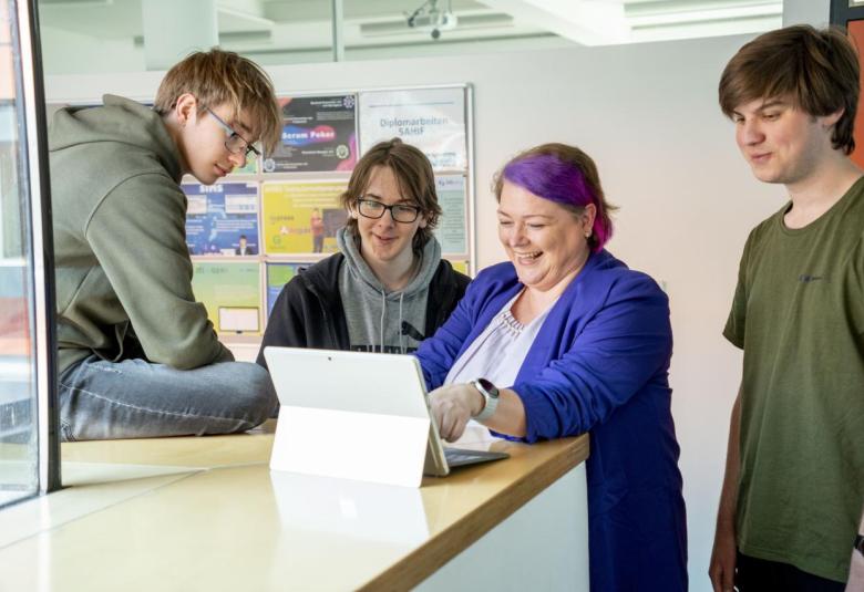 Lehrerin mit Schülern