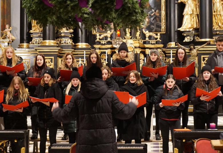 Der PHT-Chor beim traditionellen Adventsingen
