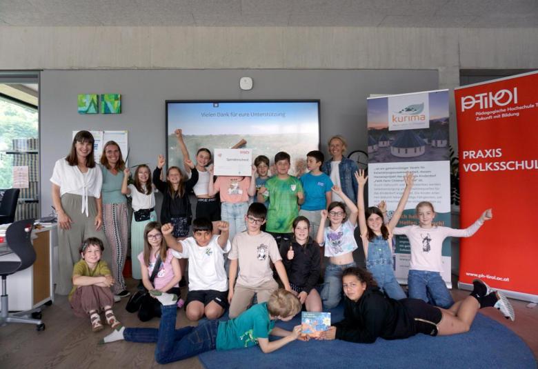 Die Volksschüler:innen übergaben einen Spende an den Verein Kurima.