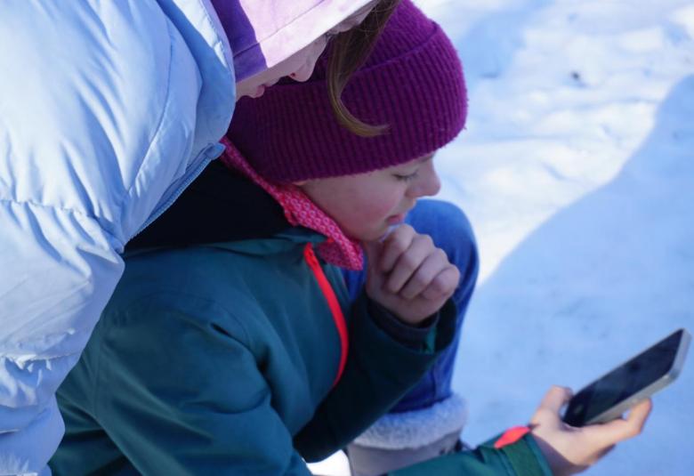 Die Schüler:innen probierten die App "Plastic Alps" aus.