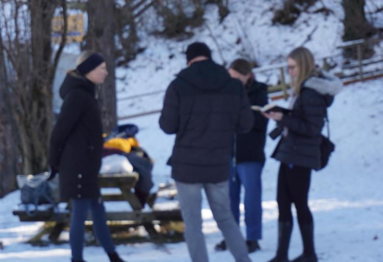 Die Redakteure im Gespräch mit Lehrerin Stefanie Newerkla