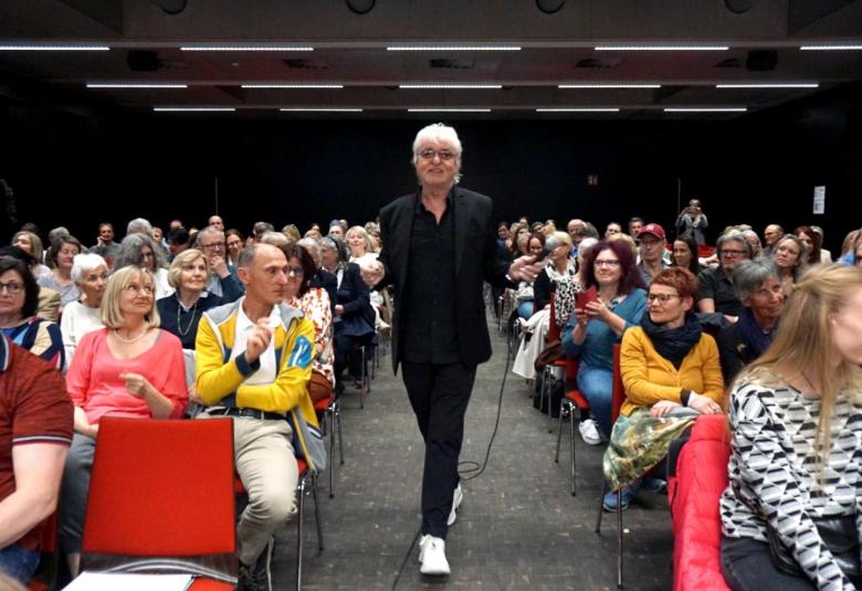 Rockprofessor“ Reinhold Bilgeri stellte seinen neuen Roman „Das Gewissen der Tauben“ vor und widmete Jazzstücke den schillernden Figuren seines Romans.