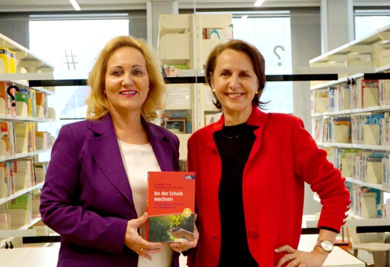 Die Autorinnen Elisabeth Heis (rechts) und Silvia Mascotti-Knoflach (links) bei der Präsentation ihrer Neuerscheinung.
