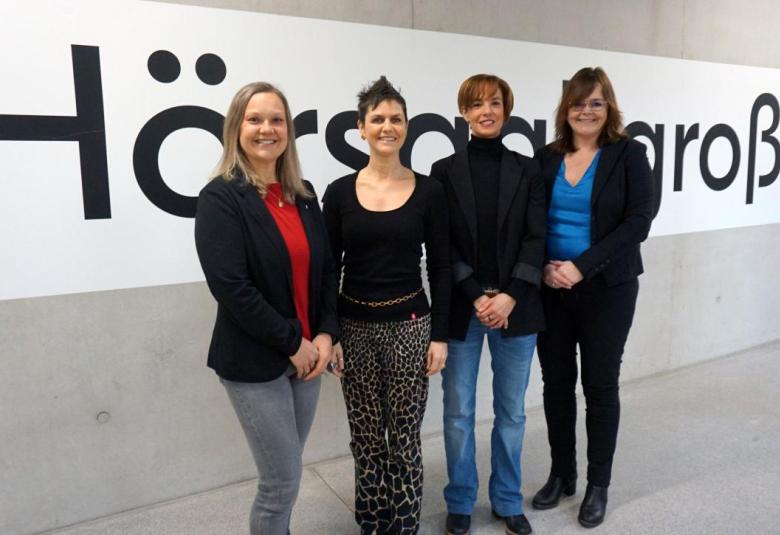 Die Wissenschaftlerinnen Psychologin Univ.-Doz. Mag. Dr. Silvia Pixner, Sportwissenschaftlerin HS-Prof. Dr. Katharina Wirnitzer und Sprachwissenschaftlerin Mag. Dr. Kerstin Walz, MA und Sozial- und Wirtschaftswissenschaftlerin Priv. Doz.in Dr.in Margit Raich, Vizerektorin für Forschung und Entwicklung stellvertretend für die weibliche Forschungscommunity der PH Tirol. 