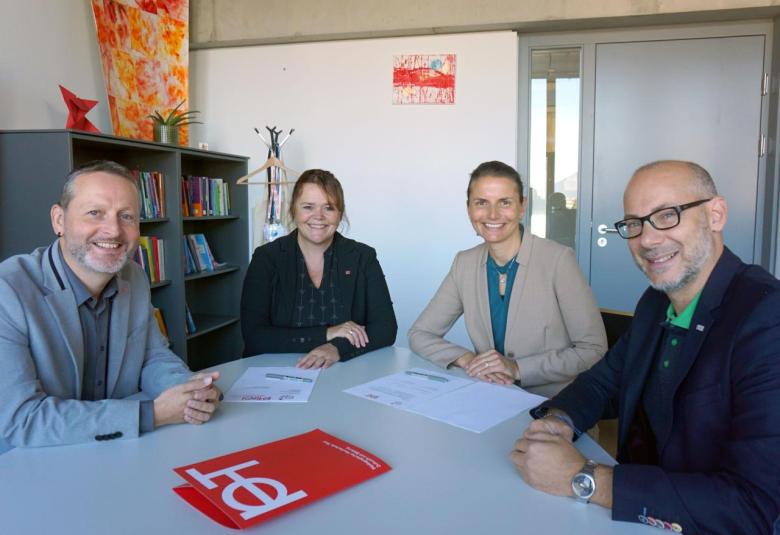 Stefan Greuter (PH Tirol), Margit Raich (Vizerektorin PH Tirol), Bettina Ellinger (JRK Tirol) und Philipp Schumacher (JRK) bei der Unterzeichnung des Kooperationsvertrags.Tirol