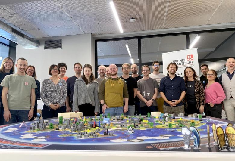 Im März wurden Tiroler Lehrer:innen in einer zweitägigen Fortbildung in das Weltklimaspiel eingeführt. Daran an schloss das erste Ausbildungsmodul für rund dreißig Pädagog:innen aus Tirol und Vorarlberg sowie Teilnehmer:innen aus der Wirtschaft. 