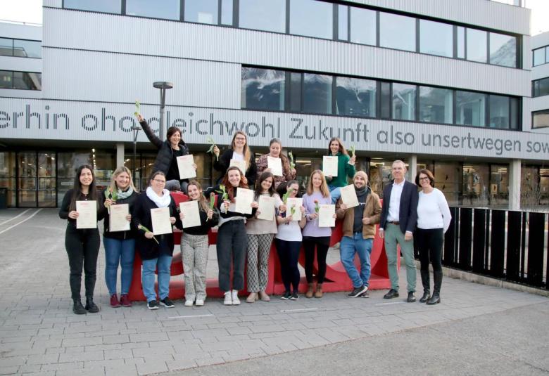 Die 13 Absolvent:innen des Hochschullehrgangs „Elementarpädagogik“ starten hochqualifiziert in den Beruf. Im Bild mit Lehrgangsleiter Bernhard Koch und der Leiterin des Instituts für Elementarpädagogik an der PH Tirol Daniela Klingler (rechts).
