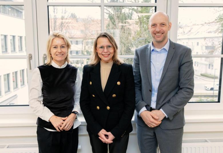 Der Vorstand der ROEP mit der Stv. Vorsitzenden PH-Tirol-Rektorin Regine Mathis, Rektorin und Vorsitzender der ROEPH Beatrix Karl, Stv. Vorsitzendem Rektor der KPH Edith-Stein Nikolaus Janovsky.