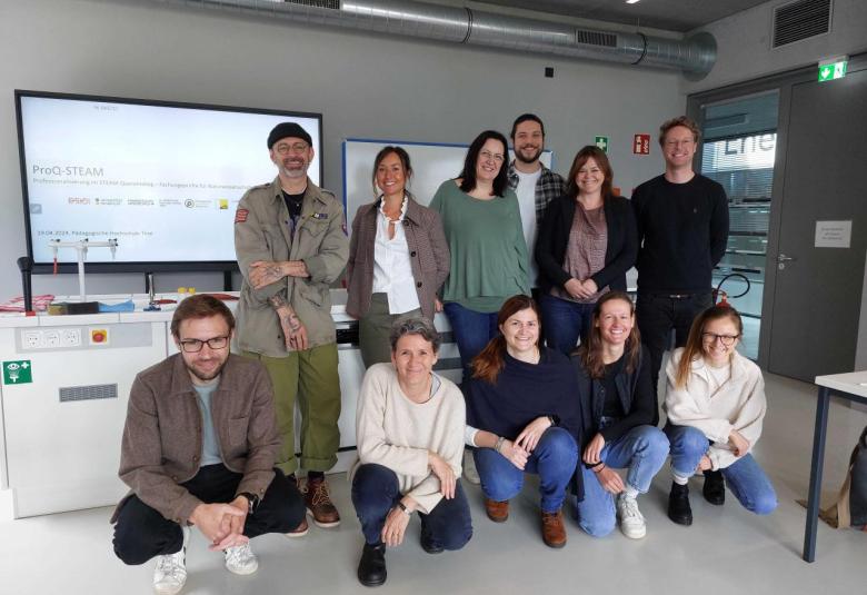 Das Projektteam von ProQ-Steam freut sich gemeinsam mit Vizerektorin Margit Raich über den Zuschlag des Kommunikationspakets. 