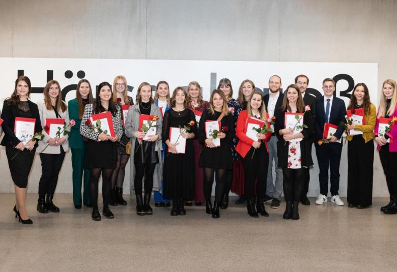 Die Absolvent:innen der PH Tirol.