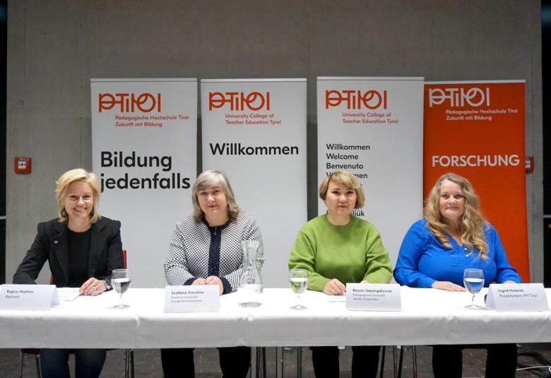 Das EU-Projekt KazDual wurde an der PH Tirol von Regine Mathies initiiert und bis zu ihrem Amtsantritt als Rektorin im Oktober 2022 geleitet. Anschließend übernahm Ingrid Hotarek die Leitung des EU-Projekts. 