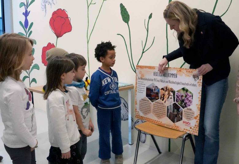 Der Bienenlehrpfad ist Teil des Freicampus der PH Tirol. Auch Bienenstöcke gehören dazu.