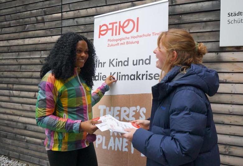 Das Projektteam verteilte Flyer mit Infos & Inspirationen zum Klimaschutz vor Kindergärten in ganz Tirol. 