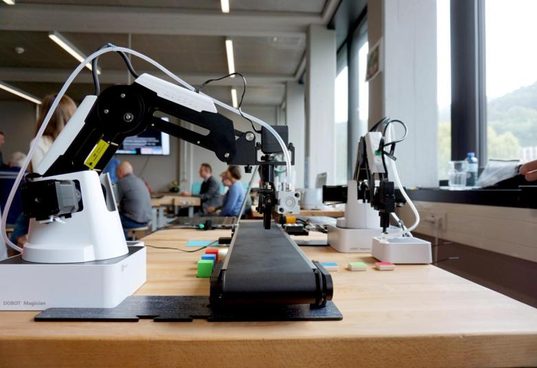 Am Montag, den 16.9.2024 fand die Eröffnung des neuen MakerSpace an der PH Tirol unter Anwesenheit von Vizerektor Gregor Örley und Vertreter:innen aus Bildung und Wirtschaft statt.