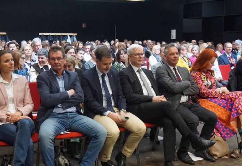 Rund 200 Führungspersonen aus Schulen und elementarpädagogischen Einrichtungen nahmen am 2. Innsbrucker Gipfeltreffen teil.