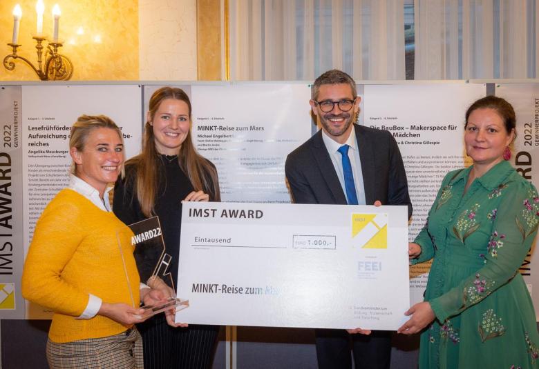 Die Lehrer:innen Michael E. Luxner und Birgit Stengg mit PHT-Studentin Stefanie Joas bei der Preisverleihung in Wien.