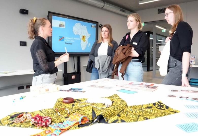 Ein Workshop präsentierte Materialien für die Sommerschule zum Thema Kinder dieser Welt. Lisa Wallner berichtet von ihrem Sommerschule-Projekt über Tshumbe in D.R.Kongo.