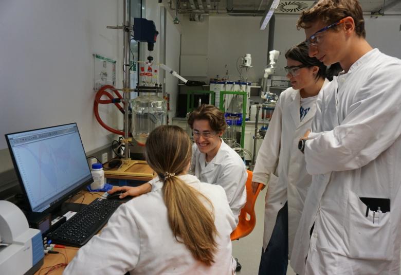 Die Schüler:innen der HTL Kramsach arbeiten an einem Reaktor zur Umwandlung von CO2 in grünes Methanol.