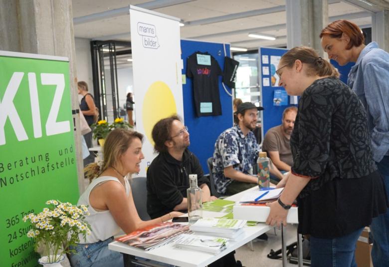 Im Rahmen der Veranstaltung stellten sich auch verschiedene Unterstützer:innen für Schulen vor. 
