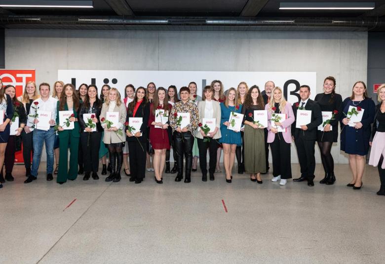 Die Absolvent:innen mit Rektorin Regine Mathies