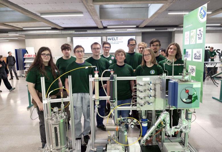 Schüler:innen der HTL konzipierten und bauten einen Reaktor, der Treibhausgas in grünes Methanol umwandelt.
