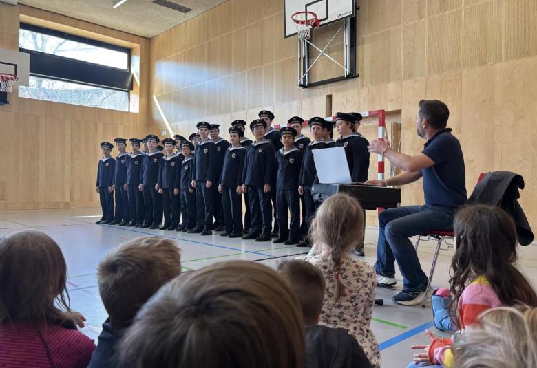 Chor der Wiener Sängerknaben im Turnsaal der PVS