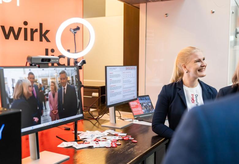 Die Studierenden zeigten den Minister:innen, wie Deepfakes und andere KI-Manipulationen in Bildern, Ton und Videos entstehen.