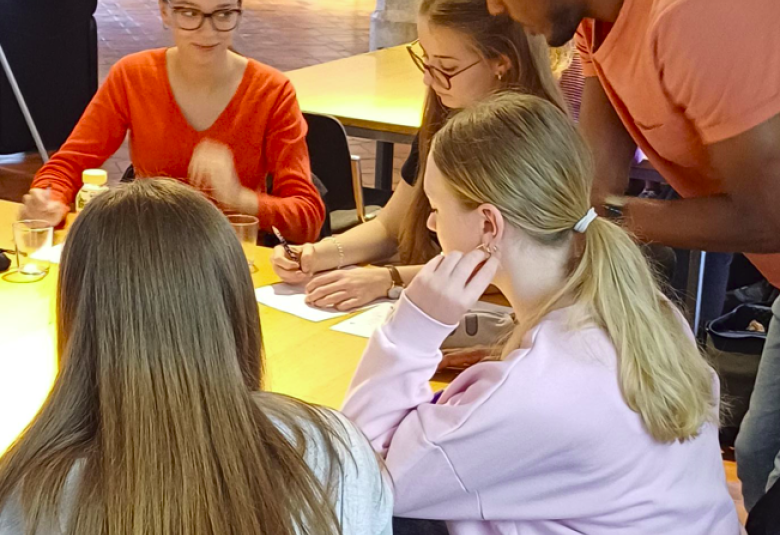 Elemo und Schülerinnen