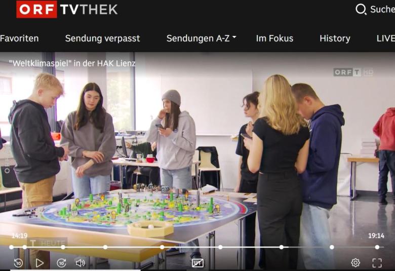 Das Weltklimaspiel im Einsatz, der ORF Tirol berichtete direkt aus der Klasse.