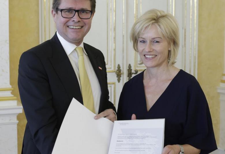 Dekretübergabe an Regine Mathies 