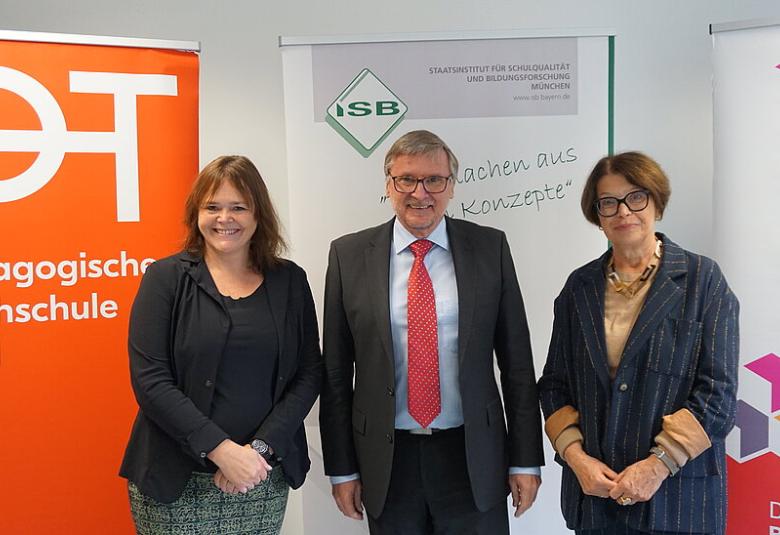 Bei der Unterzeichnung des Kooperationsvertrages: Dr. Margit Raich (Vizerektorin für Forschungs- und Entwicklungsangelegenheiten PHT), Anselm Räde (Direktor des ISB), Gertrud Verdorfer (Abteilungsdirektorin der Pädagogischen Abteilung der Deutschen Bildungsdirektion in Südtirol)