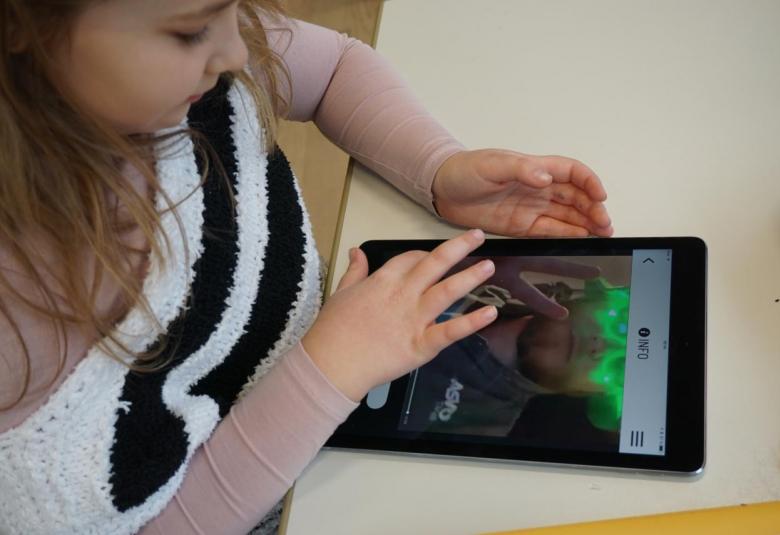 Kind arbeitet am iPad