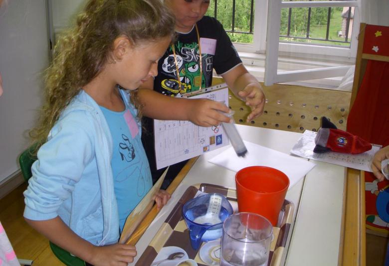 Die Kinder arbeiten mit großer Neugierde und Freude an den MINT-Schwerpunkten