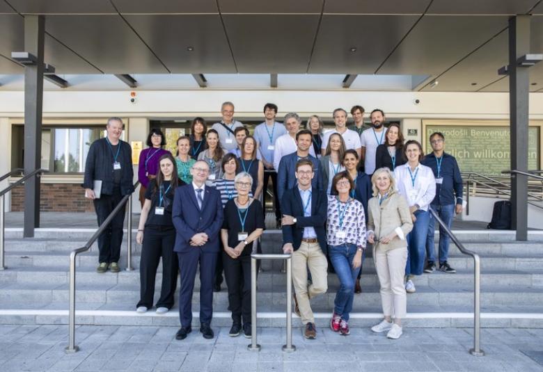 Teilnehmer:innen und Vortragende des Internationale Fachsymposium zum Lebensgeschichtlichen Erzählen und Lernen mit Nachkommen von NS-Verfolgten.