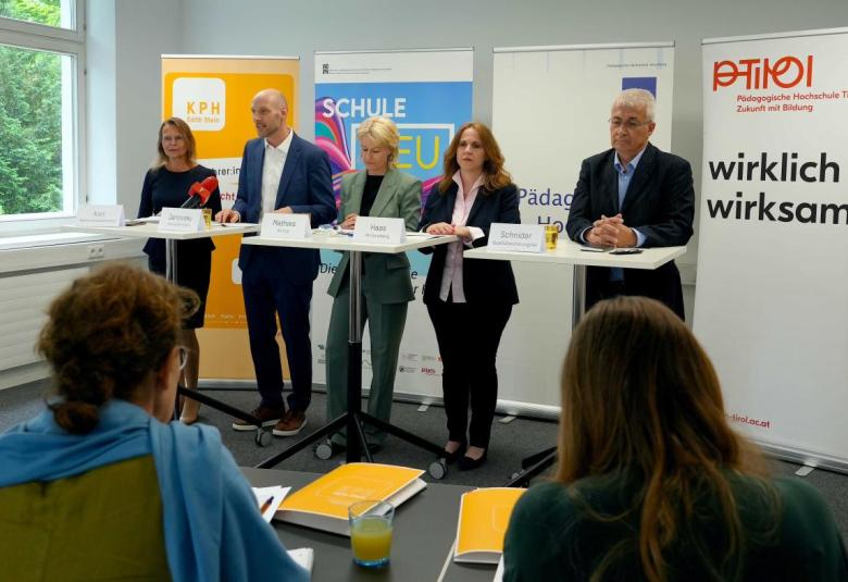 Am 27.5.2025 sprachen die Rektor:innen der PHs in Tirol und Vorarlberg über die neuen Curricula für das Volksschullehramt.