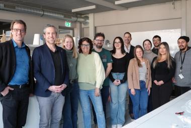 Eine Gruppe „Chemfluencer“ besuchte Anfang Februar 2026 die PH Tirol zu einer Fortbildung, im Bild mit Vizerektor Gregor Örley, Institutsleiter Claus Oberhauser, Dorothea Pritz (Fachverband Chemische Industrie) und Regina Knitel.