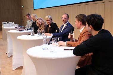 Über Wissenschaftsfreiheit, Demokratie und die Rolle der Hochschulen diskutierten PH Tirol-Rektorin Regine Mathies, Uni-Rektorin Veronika Sexl, FH-Kufstein-Rektor Mario Döller sowie Studierendenvertrerter:innen mit Wissenschaftsministerin Eva-Maria Holzleitner.   