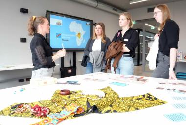 Ein Workshop präsentierte Materialien für die Sommerschule zum Thema Kinder dieser Welt. Lisa Wallner berichtet von ihrem Sommerschule-Projekt über Tshumbe in D.R.Kongo.