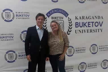 Ingrid Hotarek und Mario Vötsch an der Buketov-Universität Karaganda