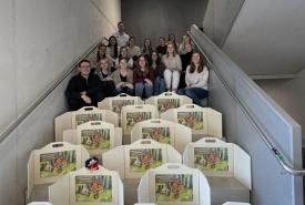 Die Gruppe PP4A mit ihren selbstgebauten Kamishibais